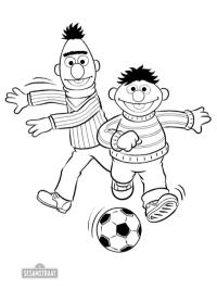 Bert ja Ernie pelaavat jalkapalloa